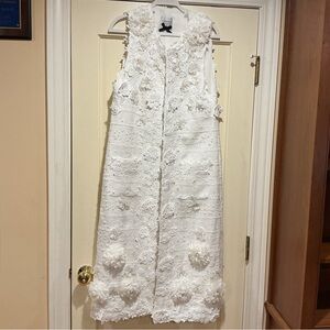 NWOT Edward Achour Elegant White Floral Sleeveless Jacket, Size FR 40 = L